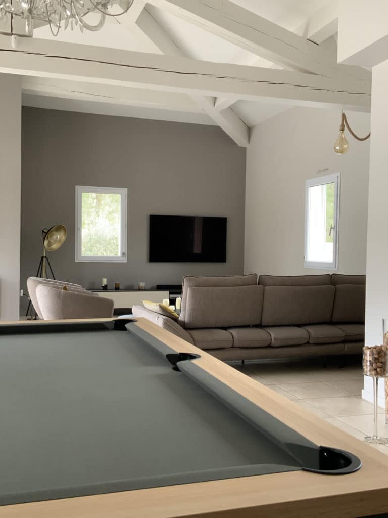 salon salle a manger et espace billard après aménagement et décoration intérieure Nimes